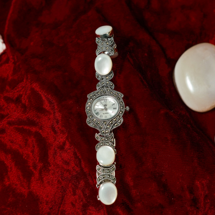 Hiraola's Product Image