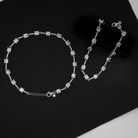 Hiraola's Product Image