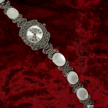 Hiraola's Product Image