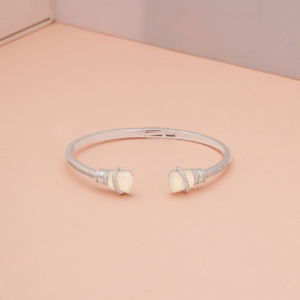 Hiraola's Product Image