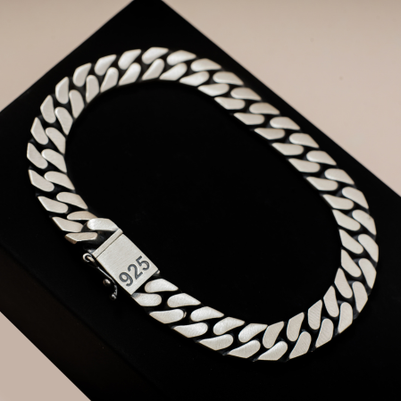 Hiraola's Product Image