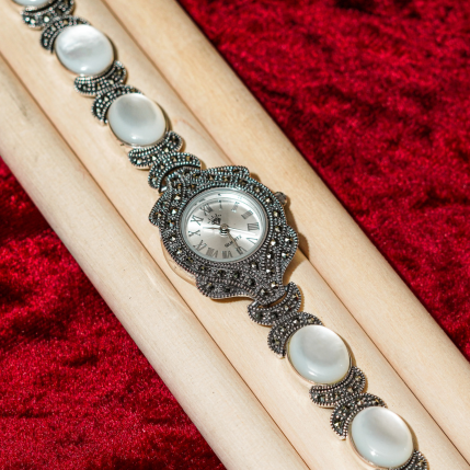 Hiraola's Product Image