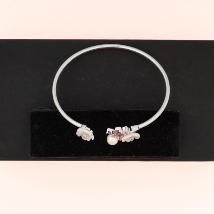 Hiraola's Product Image