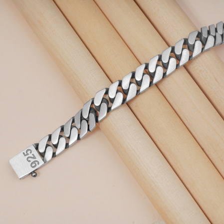 Hiraola's Product Image