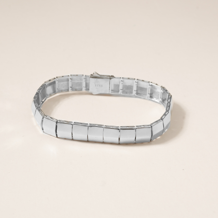 Hiraola's Product Image